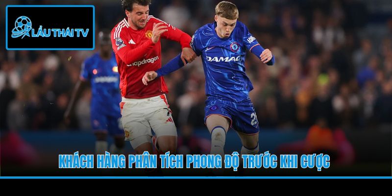 Khách hàng phân tích phong độ trước khi cược